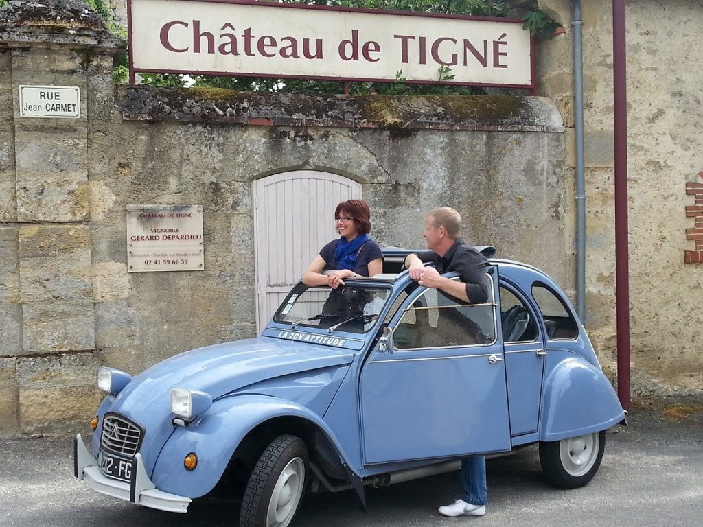 2cv balade à coté du chateau de Tigné domaine de Gérard Depardieu