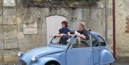 2cv balade à coté du chateau de Tigné domaine de Gérard Depardieu