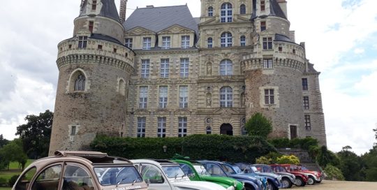 CHATEAU DE BRISSAC LA 2CV ATTITUDE