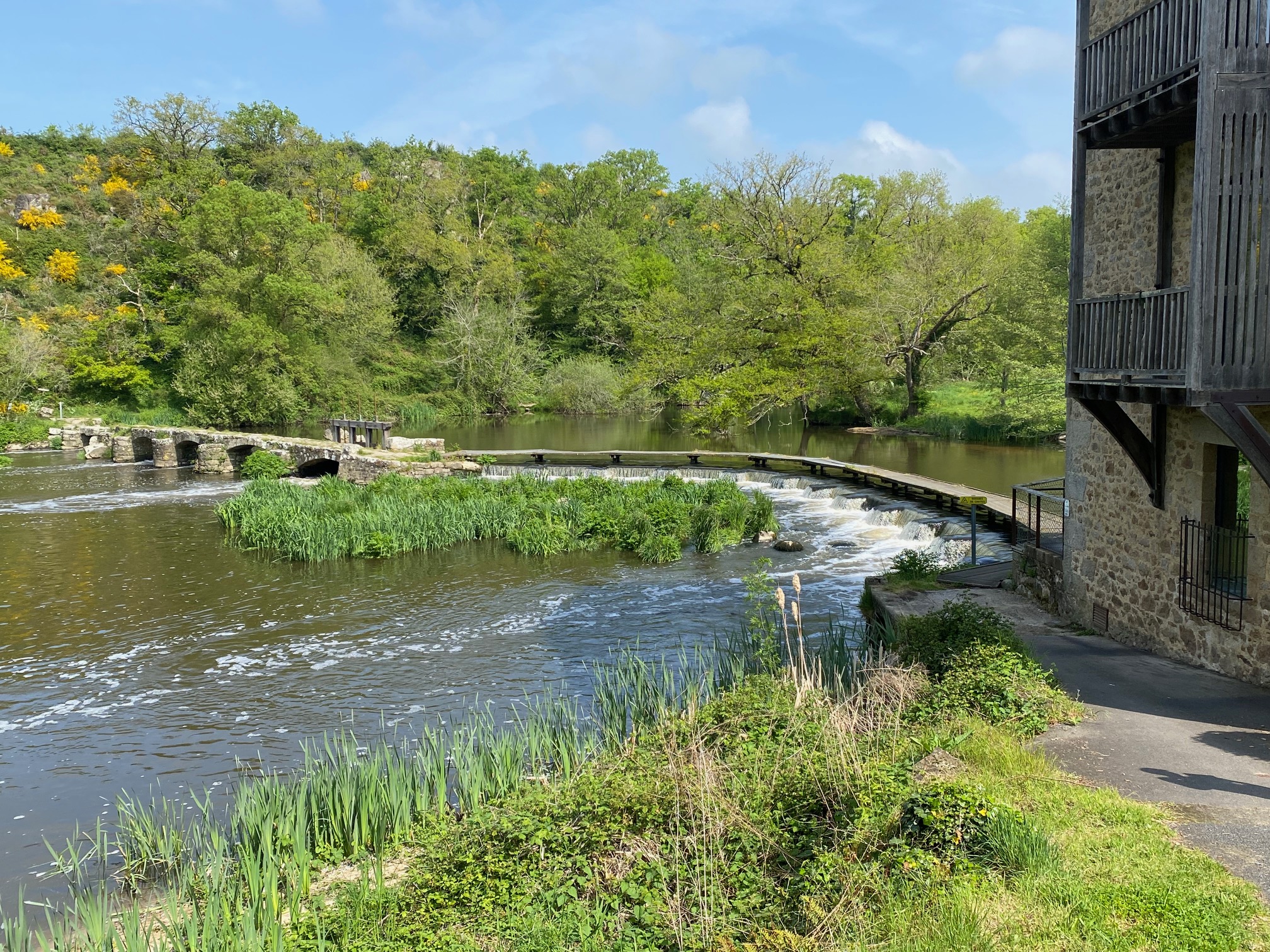 LA 2CV ATTITUDE Moulin de la roche
